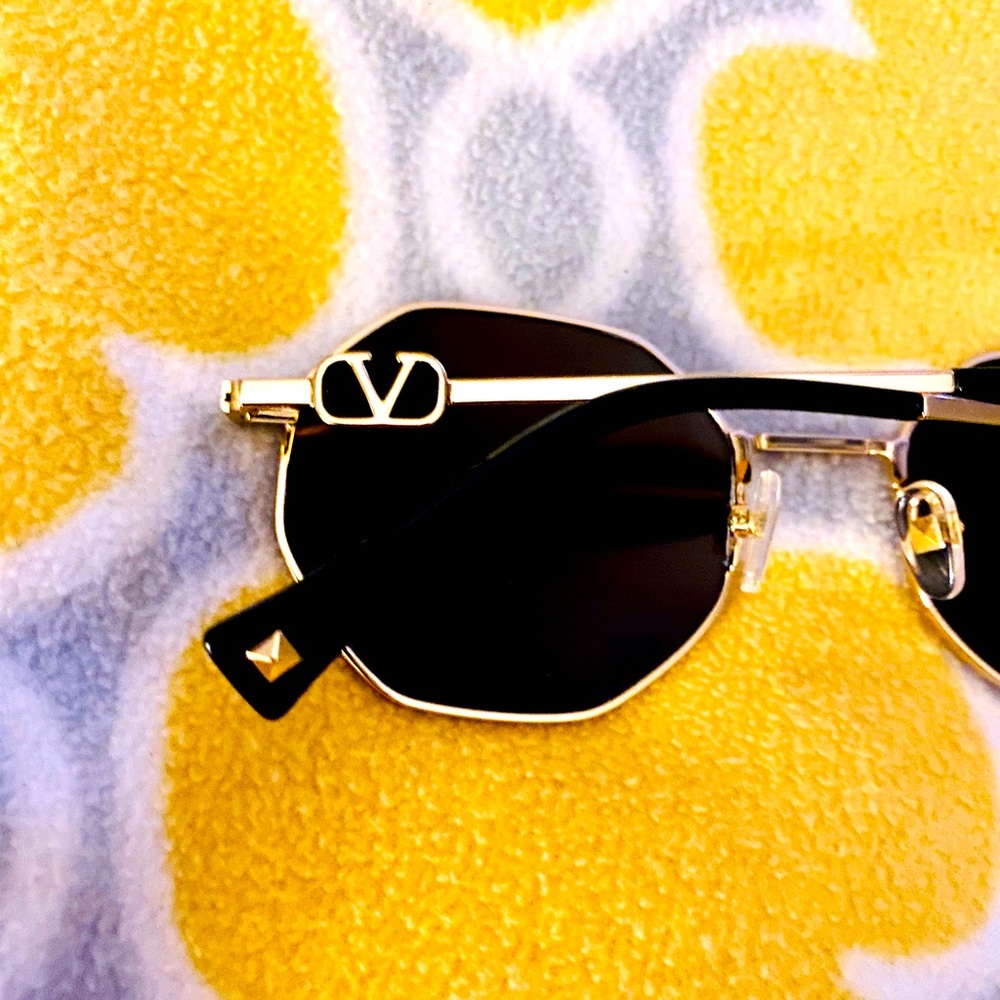 Gold mirrored sunglasses fashionista